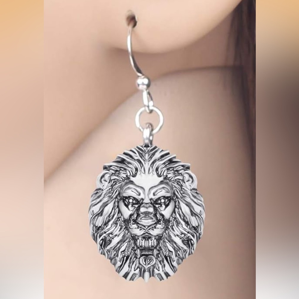 Wevini silver lion head earrings NWOT🐸